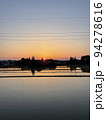 夕日の水田 94278616