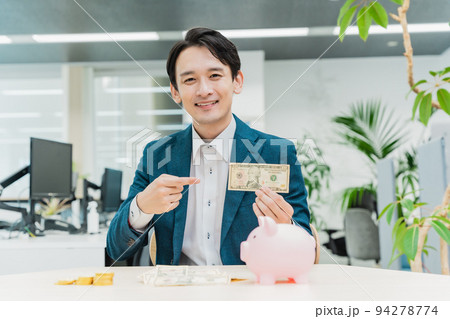 ドル紙幣とビジネスマン 94278774