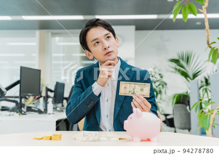 ドル紙幣とビジネスマン ドル紙幣とビジネスマン 94278780