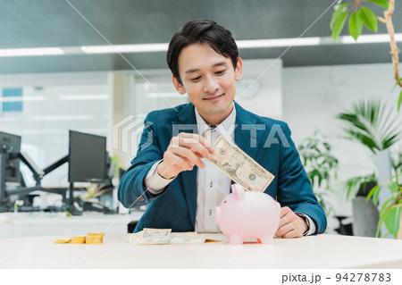 ドル紙幣とビジネスマン ドル紙幣とビジネスマン 94278783