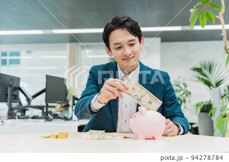 ドル紙幣とビジネスマン ドル紙幣とビジネスマン 94278784