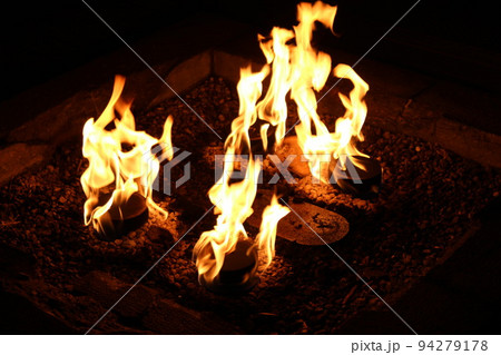 キャンプファイヤー 94279178