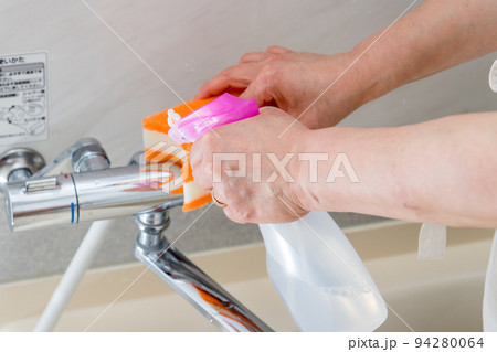 【風呂掃除をするミドル主婦 スプレー 水栓有】 【風呂掃除をするミドル主婦 スプレー 水栓有】 94280064