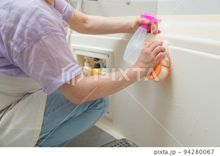 【風呂掃除をするミドル主婦 スプレー、泡有り】 【風呂掃除をするミドル主婦 スプレー、泡有り】 94280067