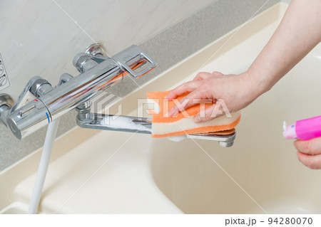 【風呂掃除をするミドル主婦 泡 水栓有】 【風呂掃除をするミドル主婦 泡 水栓有】 94280070