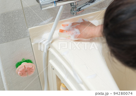 【風呂掃除をするミドル主婦 泡 水栓有】 【風呂掃除をするミドル主婦 泡 水栓有】 94280074