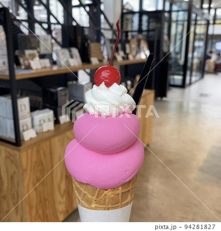ピンクのソフトクリームの写真素材 [94281827] - PIXTA