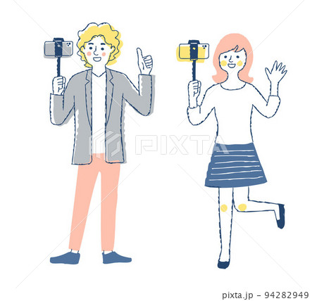 自撮り棒を使用してスマホで撮影する男女 94282949