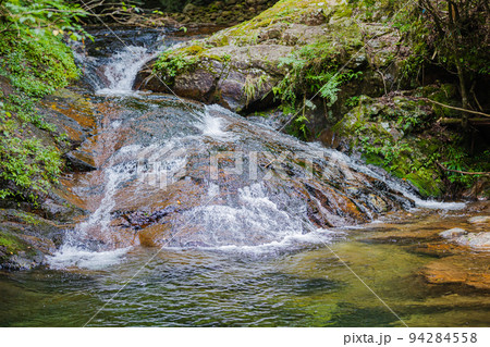 曽爾村済浄坊渓谷　上の滝とエメラルドグリーンの滝壺 94284558