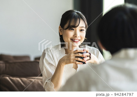 会話する若い男女 94284797