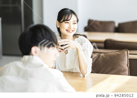 会話する若い男女 94285012