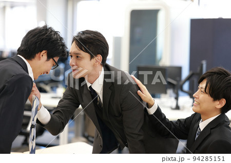 後輩のネクタイを掴み詰問する上司_2 94285151