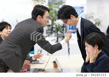 後輩のネクタイを掴み怒っている上司__1 94285153