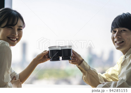 若い男女 94285155