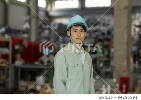 作業着の若い男性 94285591