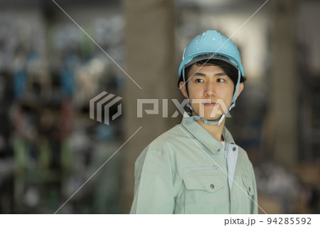 作業着の若い男性 作業着の若い男性 94285592