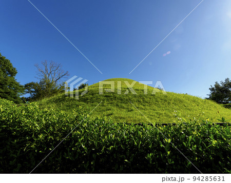 秋晴れの高松塚古墳の風景 94285631
