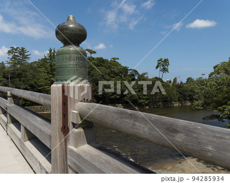 五十鈴川に架かる宇治橋 94285934