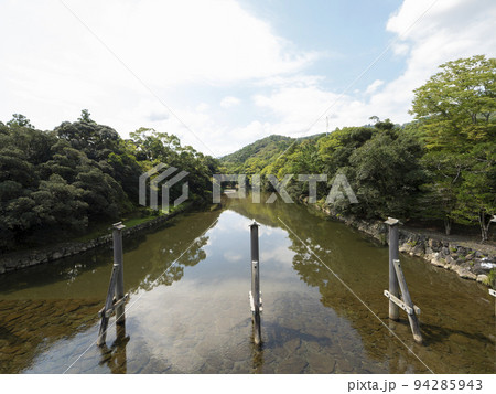 澄んだ水の流れる五十鈴川 94285943