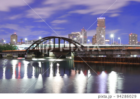 【東京都】美しい都会の夜景の下で静かに佇む旧晴海鉄道橋 94286029