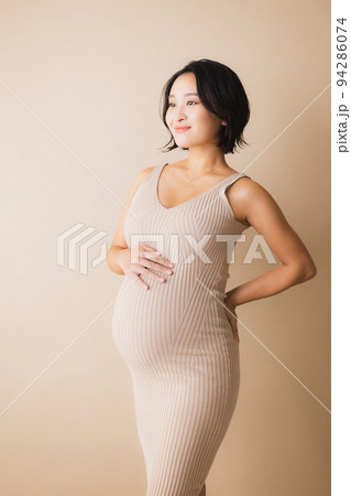 緑道を歩く妊婦さん 94286074