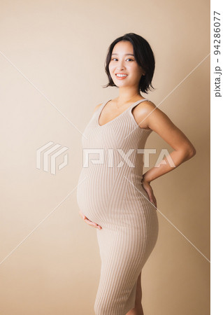 緑道を歩く妊婦さん 94286077
