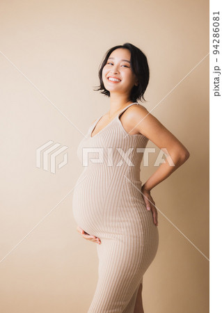 緑道を歩く妊婦さん 94286081