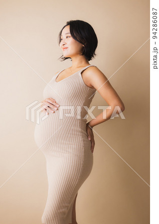 緑道を歩く妊婦さん 94286087