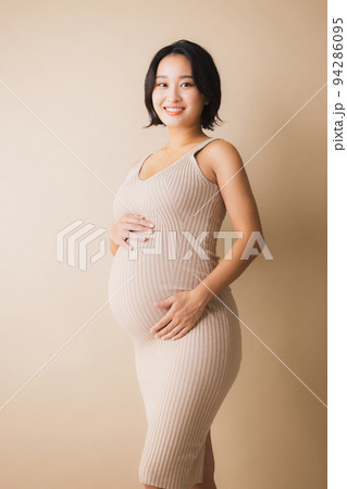 緑道を歩く妊婦さん 緑道を歩く妊婦さん 94286095