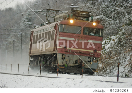 北陸本線 津幡ー倶利伽羅 JR貨物 EF81-27(富山) 北陸本線 津幡ー倶利伽羅 JR貨物 EF81-27(富山) 94286203