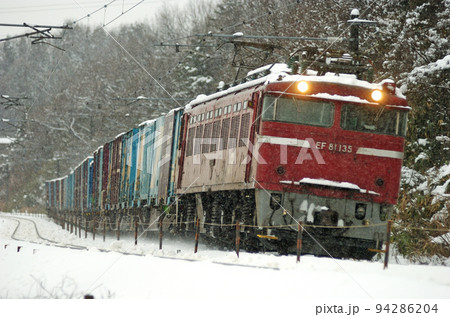 北陸本線 津幡ー倶利伽羅 JR貨物 EF81-135(富山) 北陸本線 津幡ー倶利伽羅 JR貨物 EF81-135(富山) 94286204