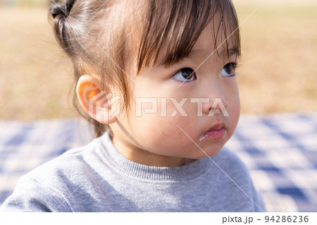 ピクニックでアイスクリームを食べる女の子 ピクニックでアイスクリームを食べる女の子 94286236