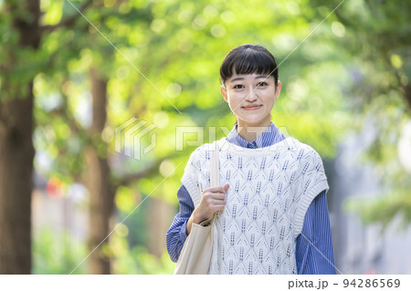 カメラ目線で微笑む若い女性 カメラ目線で微笑む若い女性 94286569