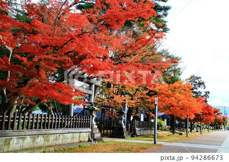紅葉が見頃の米沢・上杉神社 94286673