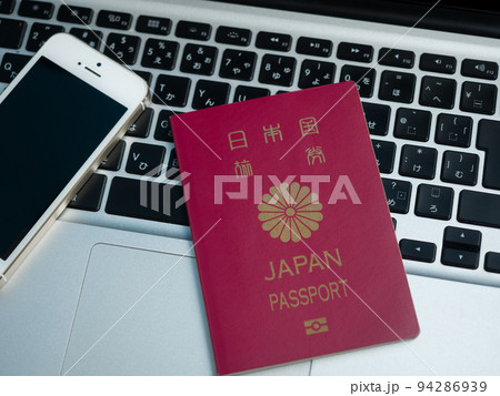 パソコンとスマホとパスポート パソコンとスマホとパスポート 94286939