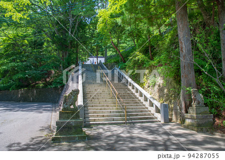 迦葉山弥勒寺 石段 参道 初夏の風景 迦葉山弥勒寺 石段 参道 初夏の風景 94287055