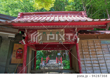 迦葉山弥勒寺 中雀門 境内の風景 迦葉山弥勒寺 中雀門 境内の風景 94287368