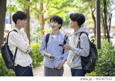 笑顔で会話をする3人の男子大学生　イメージ 94287532