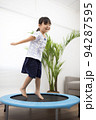 トランポリンでジャンプして遊ぶ5歳の女の子 94287595