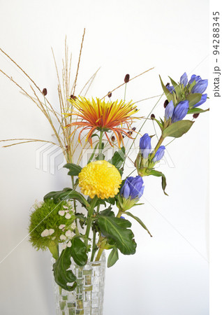 お月見のお花 花瓶 白バック お月見のお花 花瓶 白バック 94288345