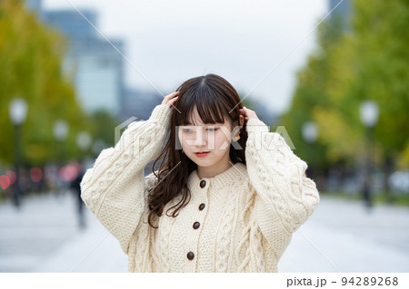 苦痛を抱えた女性 94289268