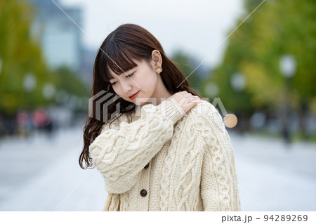苦痛を抱えた女性 94289269