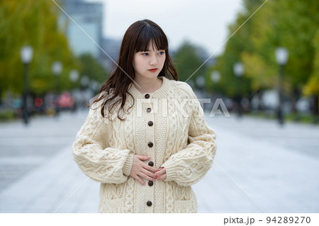 苦痛を抱えた女性 94289270