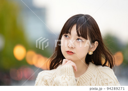 苦痛を抱えた女性 94289271