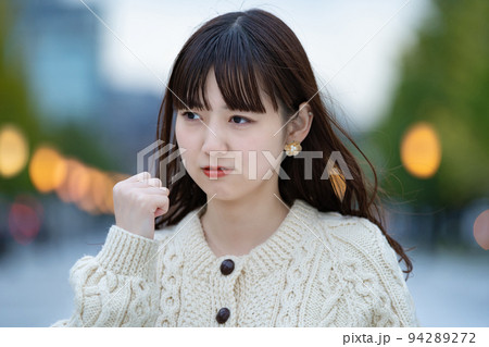 苦痛を抱えた女性 94289272