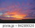 北海道の標津港の夜明け 94289320