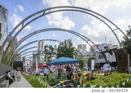 再開発された渋谷の宮下公園　芝生広場　　東京都渋谷区 94289329