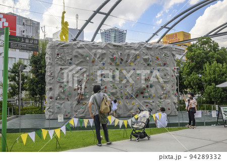 再開発された渋谷の宮下公園　クライミングウォール　東京都渋谷区 94289332