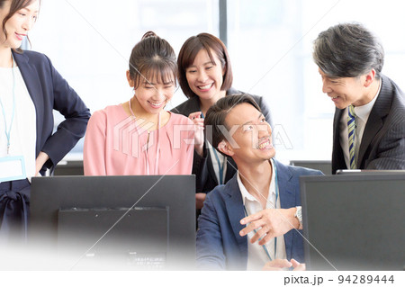 集まって笑顔で話をするビジネスパーソン 集まって笑顔で話をするビジネスパーソン 94289444