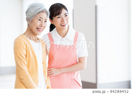 介護　女性　シニア　病院　ヘルパー　介護士 94289452